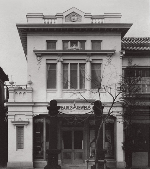 1906年に元数寄屋町の店舗を現在の銀座本店の場所に移転。当時の銀座通り(中央通り)は和風建築が大半を占めていたなか、御木本真珠店は白い洋館でとても目立っていた。