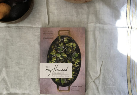 前進の自費出版は売り切れし、出版社から新装された『The Myrtle wood cookbook』（Andrew Barton）