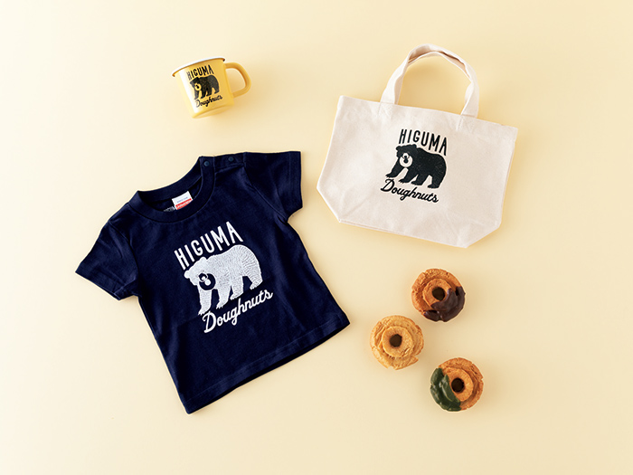 オールドファッション3種セット¥1,000、ホウロウマグカップ¥2,000、トートバッグ(S)¥1,111、Tシャツ(KIDS)¥2,593。