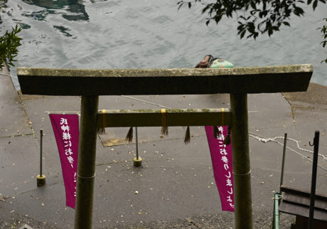 店からすぐ近くの九木神社を教えてもらい参拝。漁港のある入り口から階段を登る。