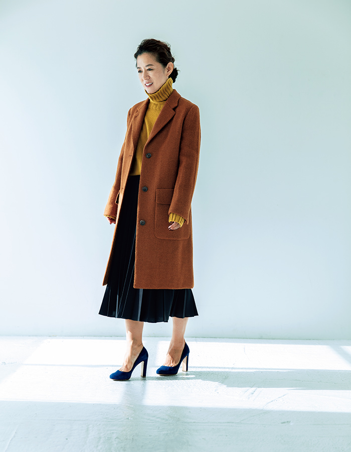 Harris Tweed Coat
リラックスしているのにオーバーサイズになりすぎないハリスツイードのコート¥110,000、光沢感、膨らみ感、ソフトさ、すべてにおいて優れているスコティッシュカシミヤ100%のニット¥75,000、プリーツの山にこだわって作られた、美しいシルエットのスカート¥48,000 シューズはスタイリスト私物 1910-mh-img02