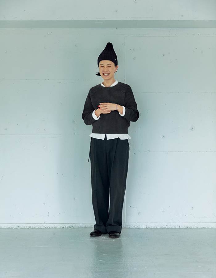 Wool Cashmere
着丈が短くコンパクトなサイズ感のニットは、シャツにもカットソーにも合わせやすい汎用性のある一枚。ウールカシミアニット¥33,000、コットンシルクのオックスフォードシャツ¥28,000、ウォッシュドコットンツイルのトラウザーズ¥32,000、シューズ¥51,000 その他スタイリスト私物 1911-mh-img02