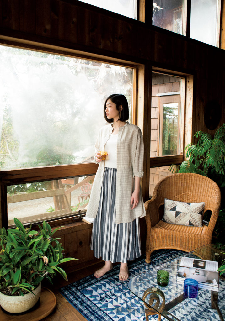コットンリネンのロングシャツはさらりとした肌触りが気持ちよく、さっと羽織るのにもちょうどいい一枚。合わせたスカートにはノルマンディーリネンを使用し、ストライプの柄も相まって表情豊か。レーヨン混だから柔らかく、はき心地もゆったり。ロングシャツ¥6,500*4月上旬発売予定、スカート¥7,000、タンクトップ¥2,500*3月下旬発売予定(以上フォークアンドスプーン) その他スタイリスト私物 2003-ur-img04