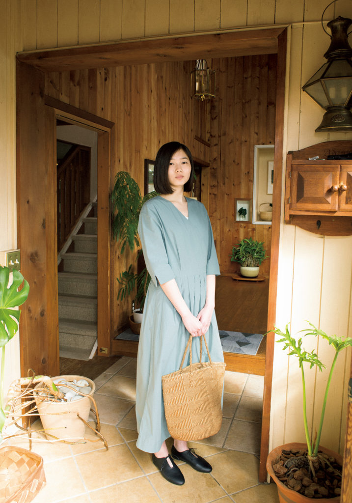絶妙なスモーキーカラーが特徴的なカシュクールワンピース。ワッシャー加工で、洗いをかけたようなナチュラルな風合いは、気候が穏やかになりつつあるこの時季にぴったり。ワンピース¥8,500、タンクトップ¥2,500*3月下旬発売予定、シューズ¥11,000(以上フォークアンドスプーン) バッグ¥8,800*4月中旬発売予定(アーバンリサーチ ドアーズ/アーバンリサーチ ドアーズ ルミネ新宿店 ☎03−6380−0339) 2003-ur-img03