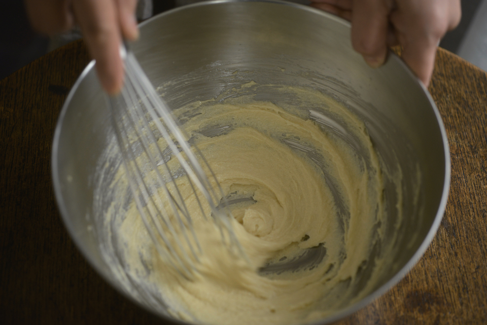 1.常温に戻したバターにきび砂糖と塩ひとつまみを加え、白っぽくなるまでしっかり混ぜる。