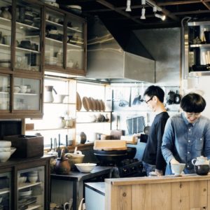 DIYで叶えた、理想のカウンターキッチン。 | 築54年の古い家を自分たちでリノベーションした正島克哉さんと智恵さん。部屋が分かれていたダイニングキッチンと和室の壁を取り払い、15畳のリビングダイニングキッチンに。