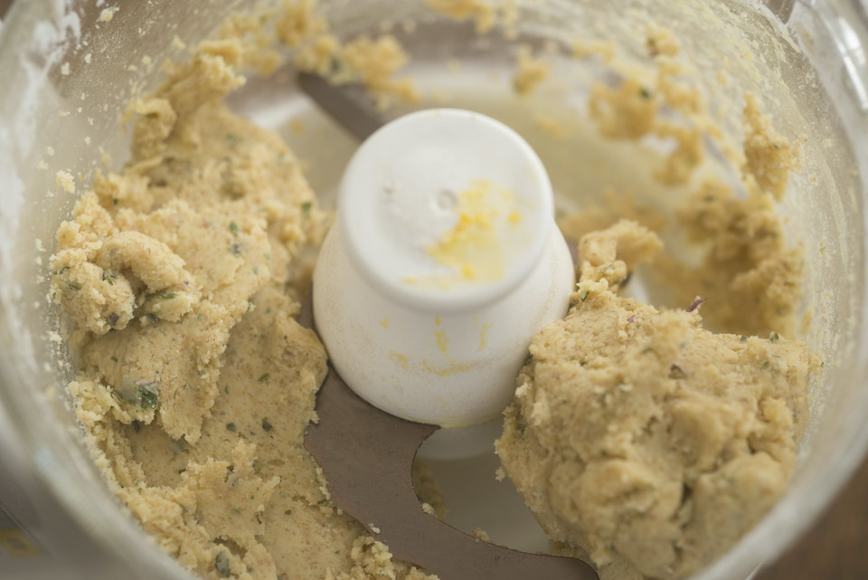 1のバター、塩、ブラウンシュガー、薄力粉、全粒粉、卵黄、ミント
の葉をミキサーへ入れて何度かまわす。