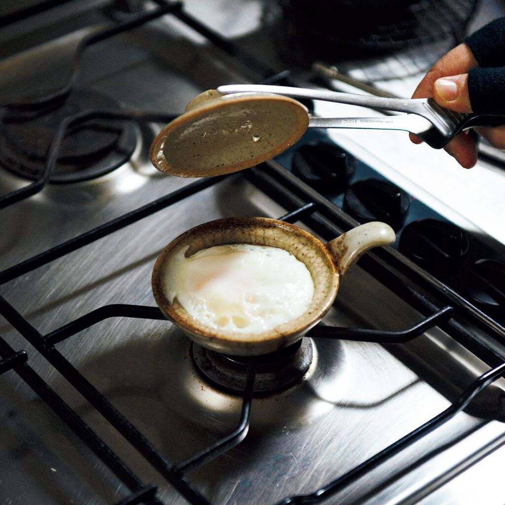目玉焼き土鍋  カネダイ陶器
伊賀焼の土鍋は1人分の大きさだからこそ愛らしい。「卵を入れて蓋をし、火にかけて3分。火を止めた後、蒸すことで白身がプリッ、まわりはカリカリの目玉焼きに。アヒージョなど、他の料理も作れますよ」。料理が完成したらそのままテーブルに出せるので、洗い物も少なくて済む。写真のヨモギ釉以外に白釉や黒釉など色のバリエーションも。