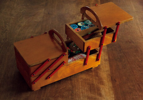 裁縫箱 | 裁縫箱  メーカー不明
中央のハンドルが2つに分かれて左右に開く木製のソーイングボックス。キッチン道具以外でも愛嬌を大切にする、土切さんらしいセレクトだ。「北欧のヴィンテージショップで見つけました。2段重ねの箱がそれぞれ左右に積み重なっていて収納力抜群」。箱が階段状に開いて必要なものを見つけやすく、ステーショナリーやコスメなどの収納にも便利。