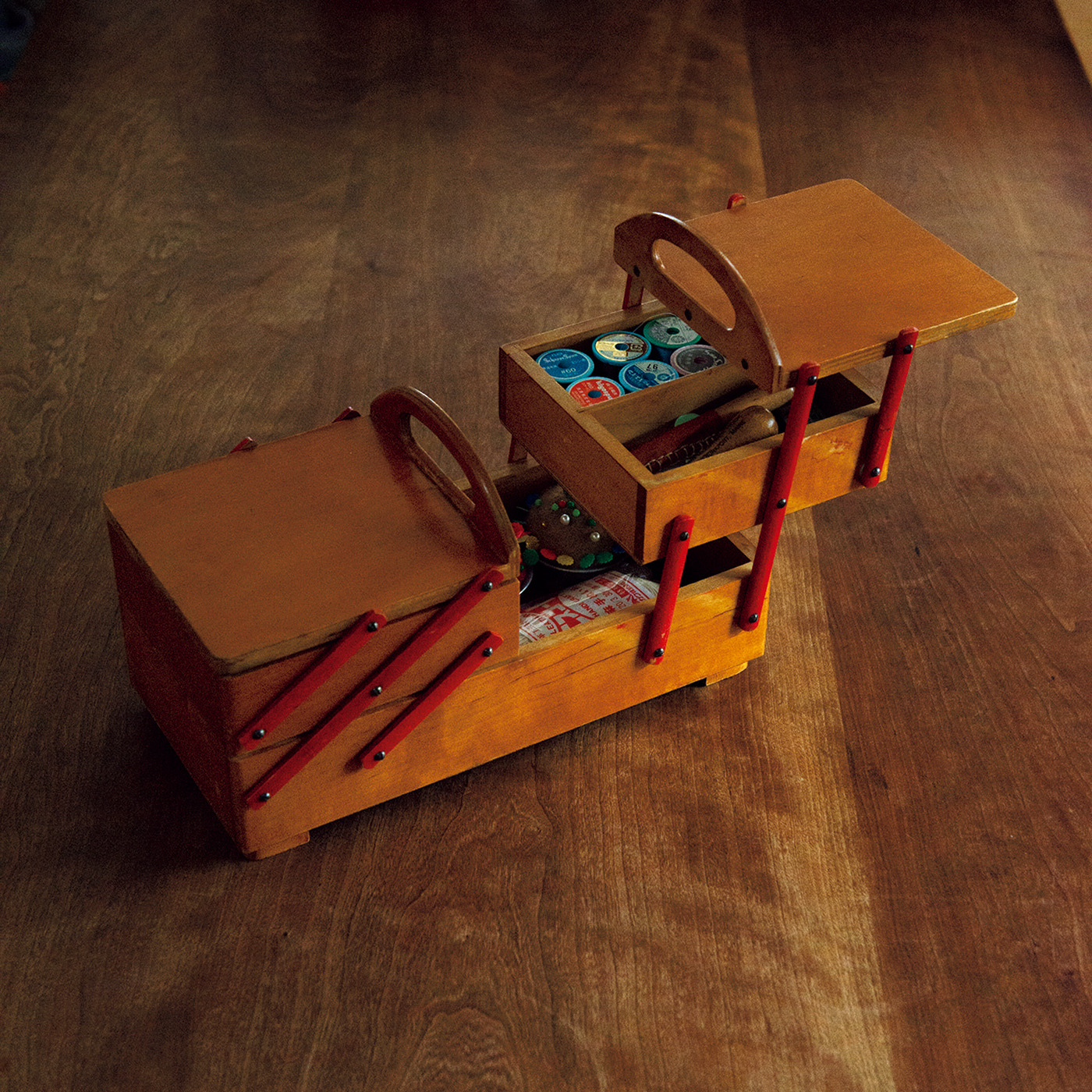 裁縫箱 | 裁縫箱  メーカー不明
中央のハンドルが2つに分かれて左右に開く木製のソーイングボックス。キッチン道具以外でも愛嬌を大切にする、土切さんらしいセレクトだ。「北欧のヴィンテージショップで見つけました。2段重ねの箱がそれぞれ左右に積み重なっていて収納力抜群」。箱が階段状に開いて必要なものを見つけやすく、ステーショナリーやコスメなどの収納にも便利。