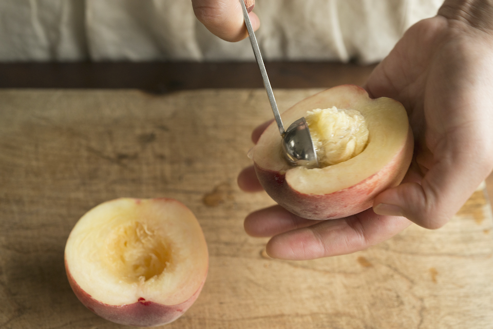 1.コンポートを作る。桃を優しく洗い、ナイフで縦半分に切り込みを入れてスプーンで種を取る。