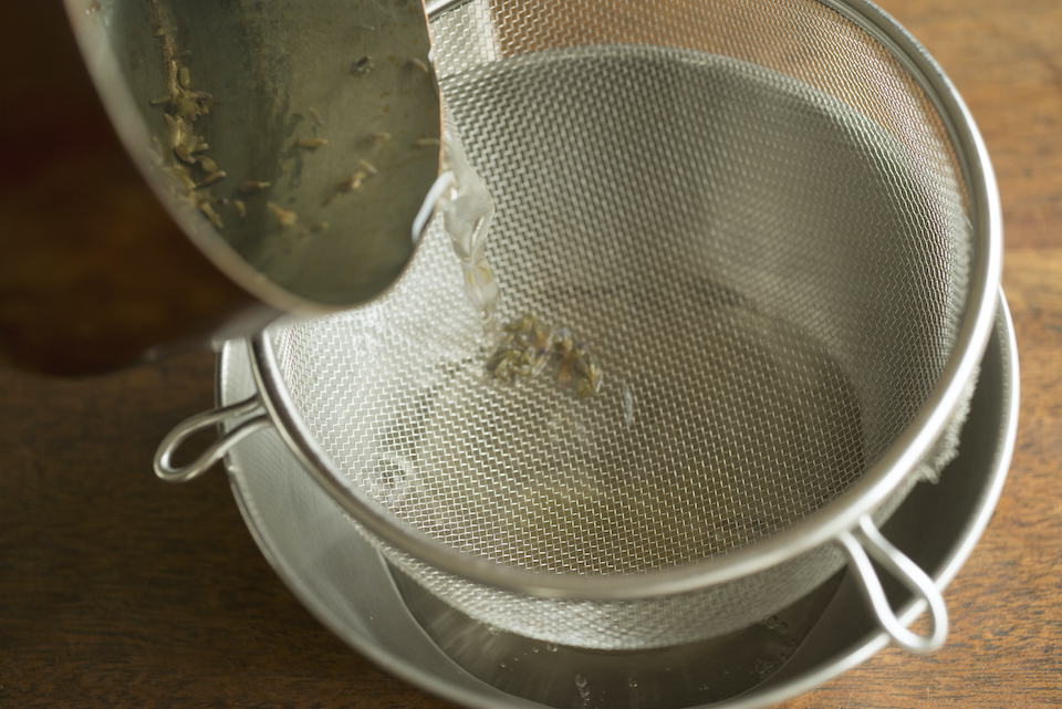 4.ゼリーを作る。鍋に水ときび砂糖とラベンダーを入れて火にかけ、沸騰したらゼラチンを加えてよく混ぜ、粗熱が取れたら網でこし、蜂蜜を加え冷蔵庫で固める。