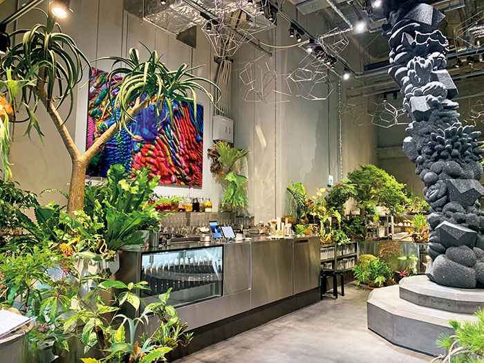 名和晃平らのアート作品に彩られた空間。植物を扱う「植屋」と「茶屋」で構成されている。