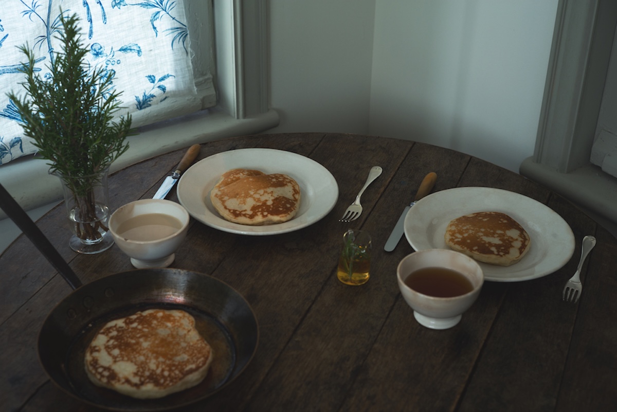 菓子研究家・長田佳子さんから教わる、ローズマリーのフランネルケーキの作り方。 菓子研究家・長田佳子さんから教わる、ローズマリーのフランネルケーキの作り方。