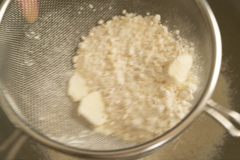 2. ボウルに薄力粉、きび砂糖、スキムミルク、塩、ドライイーストをふるい入れる。