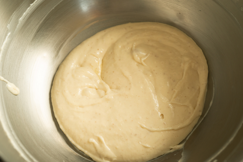 3. ２に牛乳を加え、ホイッパーで粉けがなくなるまで混ぜたら、溶かしたバターを加え、よく混ぜて冷蔵庫で一晩置く（常温で30分〜１時間ほど置き、すぐに焼いてもOK）。