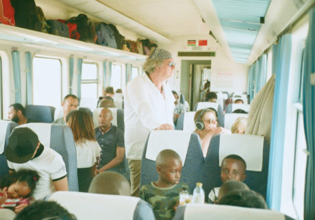 2017年に開通したケニア唯一の鉄道でナイロビからモンバサへ。
体調は回復中。最強の薬がお腹のアメーバを倒してくれているらしい。