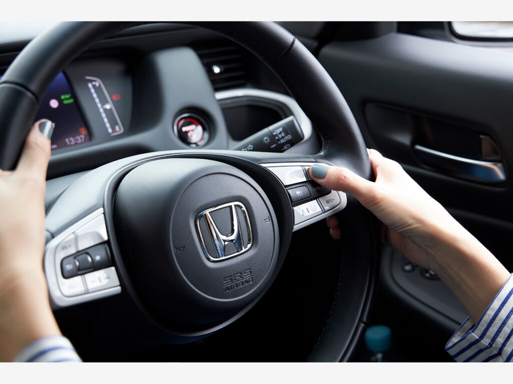 Hondaが誇る安全運転支援システム「Honda SENSING」を搭載。大きくて見やすい液晶モニターでは、速度や「Honda SENSING」の作動表示が確認できる。