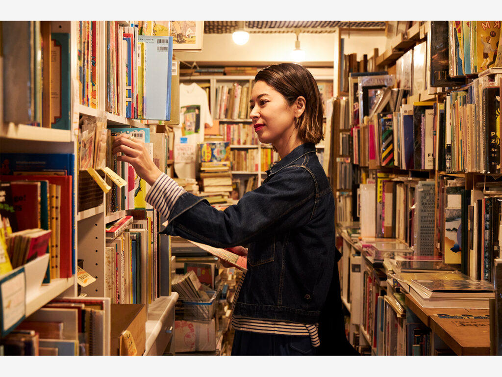心地よい音楽が流れる店内に並ぶ、世界の絵本やキノコの専門書、古雑誌や雑貨……。東京・代々木公園の古書店『リズム＆ブックス』は、いつも花楓さんの感性を刺激してくれる。