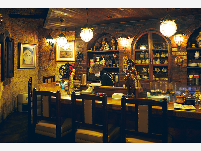昭和47（1972）年から釧路の街を見守る喫茶『仏蘭西茶館』（釧路市末広町5−5）。時が止まっていたかのようなレトロな店内は、まさに純喫茶という空間。小倉パフェ（￥900）が美味。