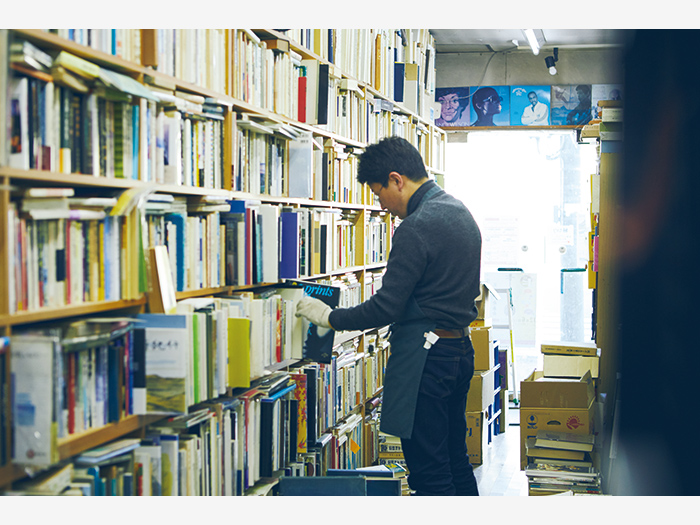 昭和57（1982）年開業の『豊文堂書店』（釧路市白金町1−16）には古書のほかレコードも並ぶ。店主の豊川大輔さんは、父・俊英さんから店を最近受け継いだ。