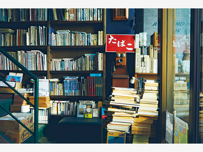 釧路市街地へ戻り、『豊文堂書店 北大通店』を引き継いだ『古書かわしま』（釧路市北大通8−1）へ。店主・川島直樹さんの選書からは本への強い愛を感じる。