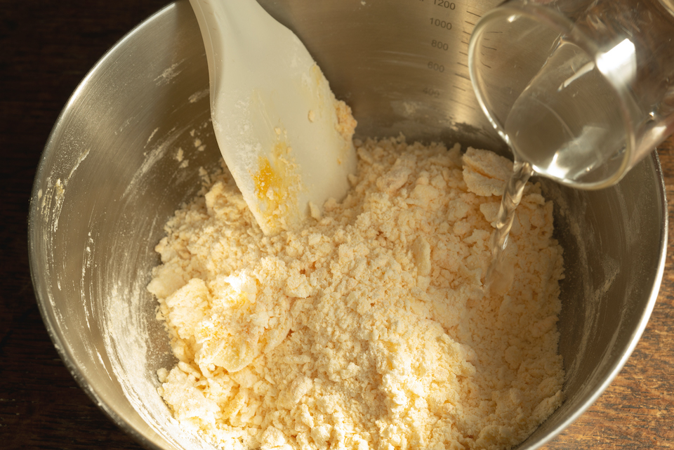1. パイ生地を作る。ボウルに柔らかくしたバター、塩、卵黄を入れゴムベラで混ぜ、薄力粉を加えて馴染んできたら水を入れさらに混ぜる。