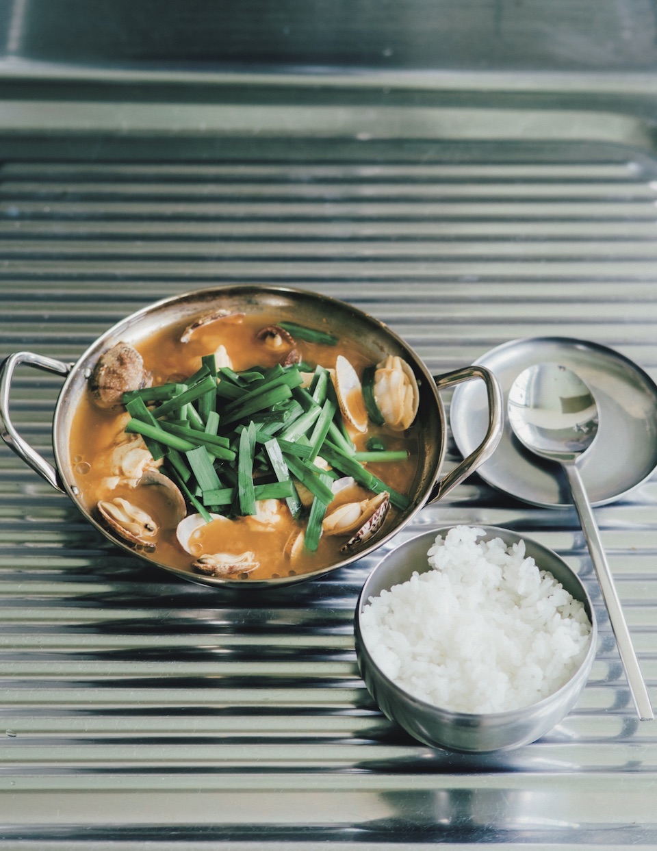 竹内万貴さんが家で作る、こだわりのスンドゥブチゲ。家で料理を楽しむ人たちの、お気に入りの一皿。 竹内万貴さんが家で作る、こだわりのスンドゥブチゲ。家で料理を楽しむ人たちの、お気に入りの一皿。