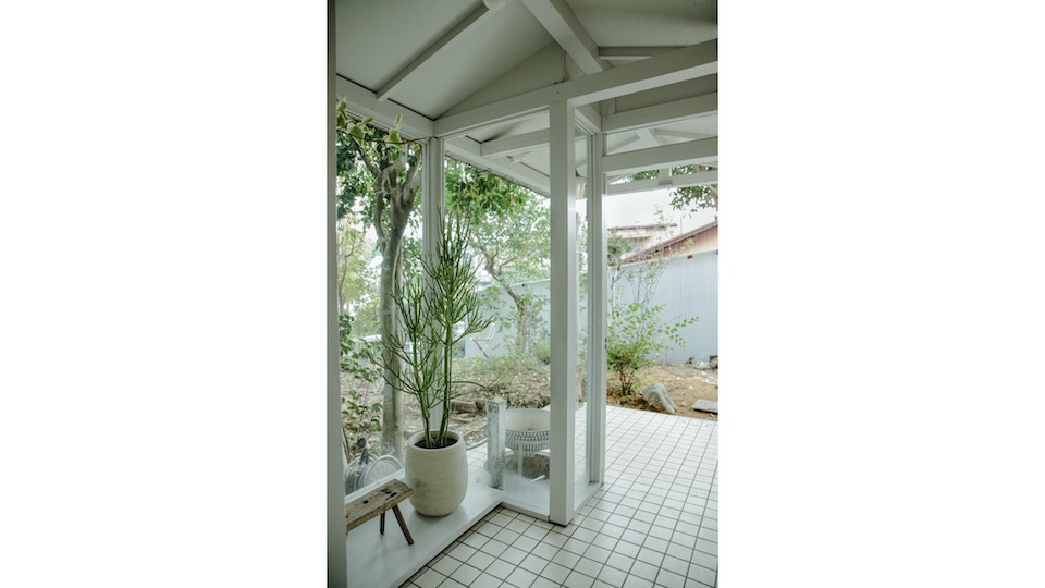 玄関も〝外にいる感覚〞を意識した。開放的なガラス張りの窓から、庭の植物を感じることができる。