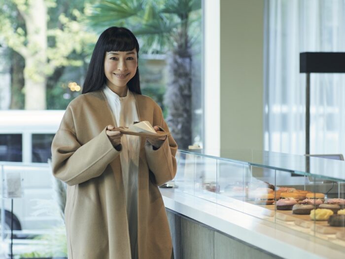 麻生久美子さんのコーヒーライフ 緑を眺めながら 大好きなカフェラテを My Coffee Life 02 From Magazine Premium アンド プレミアム