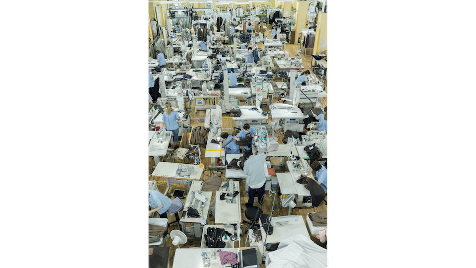 創業47年、秋田ファイブワン工業は女性スタッフが約8 割。天井が高
く開放感のある工場は、足腰に負担がかからないフローリング床材と床暖房で働きやすい環境。