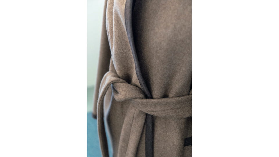 メルトン素材の柔らかいコートは滑らかな肌触り。