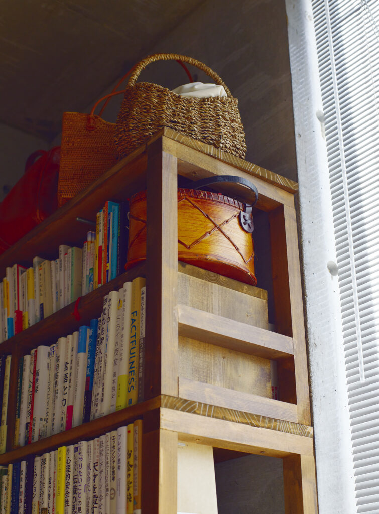 書棚の上に書棚が、書棚の中にも小さな書棚がある。継ぎはぎは丁寧に暮らしていることの証し。