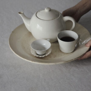 フランスのアンティークの大皿はティーセット用のトレーとして使うことも。微妙に違う白のニュアンスが繊細で美しい。 フランスのアンティークの大皿はティーセット用のトレーとして使うことも。微妙に違う白のニュアンスが繊細で美しい。