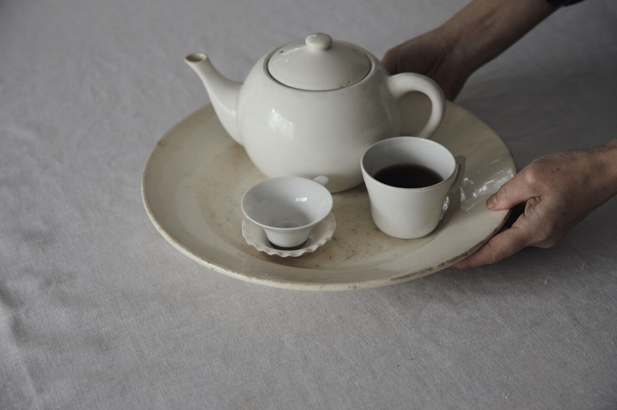 フランスのアンティークの大皿はティーセット用のトレーとして使うことも。微妙に違う白のニュアンスが繊細で美しい。