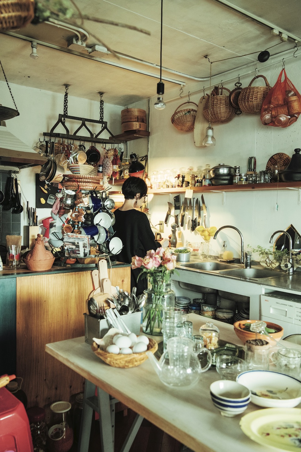 口尾麻美さんのキッチンは海外のエピスリーのような雰囲気。世界各国の日用品がここに集結。 口尾麻美さんのキッチンは海外のエピスリーのような雰囲気。世界各国の日用品がここに集結。