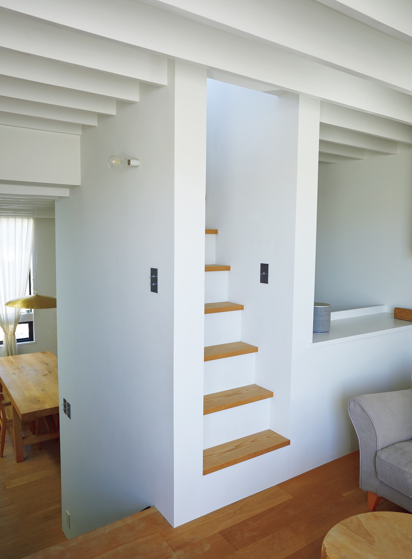 柱の中ゆえにけっこうな急勾配。リビングの角からは階段の半分も見えない。