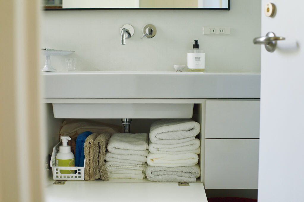 タオルは枚数を絞ればかさばらない。用途別に一人2枚と決めたら洗面台下に収まった。