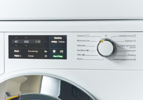 洗濯プログラム用のコンフォートセンサー。右は自動のプログラムダイヤル。“コットンモード”はリネンやタオル、下着などの日用品に。温度とドラムの回転数など細かい設定も可能。