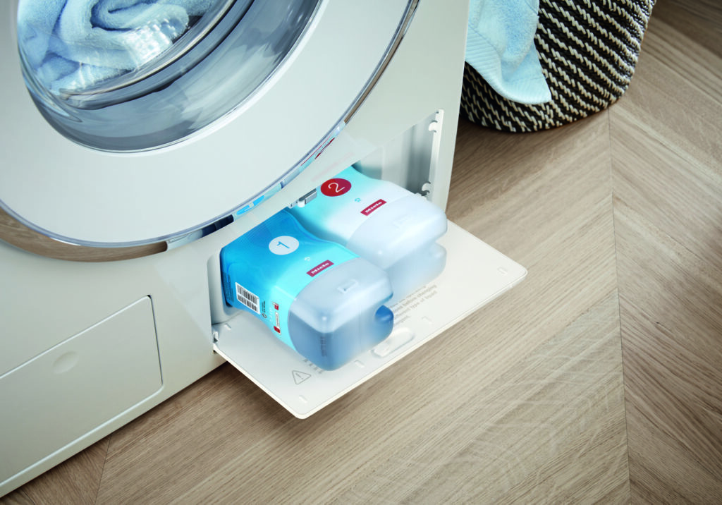 液体洗剤自動投入システム「ツインドス」。専用洗剤をカートリッジごとセットしておけば、プログラムに最適なタイミングで自動投入される。
