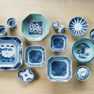 日本で初めて磁器が作られたのは、佐賀県有田。 17世紀初頭から有田を中心としたエリアで生産さ れた古伊万里を好み、コレクションする山藤陽子 さん。上質な白磁をキャンバスに、やわらかな青 藍色で絵付けした図柄や文様の手仕事に惹かれ、 少しずつ購入するうちに集まった。 | 日本で初めて磁器が作られたのは、佐賀県有田。 17世紀初頭から有田を中心としたエリアで生産された古伊万里を好み、コレクションする山藤陽子さん。上質な白磁をキャンバスに、やわらかな青藍色で絵付けした図柄や文様の手仕事に惹かれ、 少しずつ購入するうちに集まった。 日本で初めて磁器が作られたのは、佐賀県有田。 17世紀初頭から有田を中心としたエリアで生産さ れた古伊万里を好み、コレクションする山藤陽子 さん。上質な白磁をキャンバスに、やわらかな青 藍色で絵付けした図柄や文様の手仕事に惹かれ、 少しずつ購入するうちに集まった。 | 日本で初めて磁器が作られたのは、佐賀県有田。 17世紀初頭から有田を中心としたエリアで生産された古伊万里を好み、コレクションする山藤陽子さん。上質な白磁をキャンバスに、やわらかな青藍色で絵付けした図柄や文様の手仕事に惹かれ、 少しずつ購入するうちに集まった。