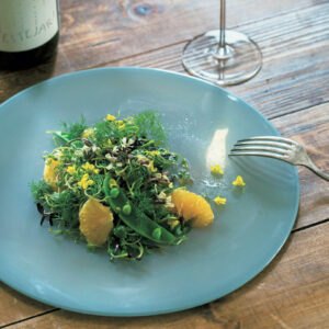 「大きな器から買う性分です(笑)」と鈴木純子さ ん。ガラス作家・辻和美の大皿は、澄んだ湖のよ うな水を感じさせる涼やかな色。定期的に取り寄 せている『ポム・ド・テール』の有機野菜とハー ブ、柑橘を和えたサラダを盛り付けて。 「大きな器から買う性分です(笑)」と鈴木純子さ ん。ガラス作家・辻和美の大皿は、澄んだ湖のよ うな水を感じさせる涼やかな色。定期的に取り寄 せている『ポム・ド・テール』の有機野菜とハー ブ、柑橘を和えたサラダを盛り付けて。