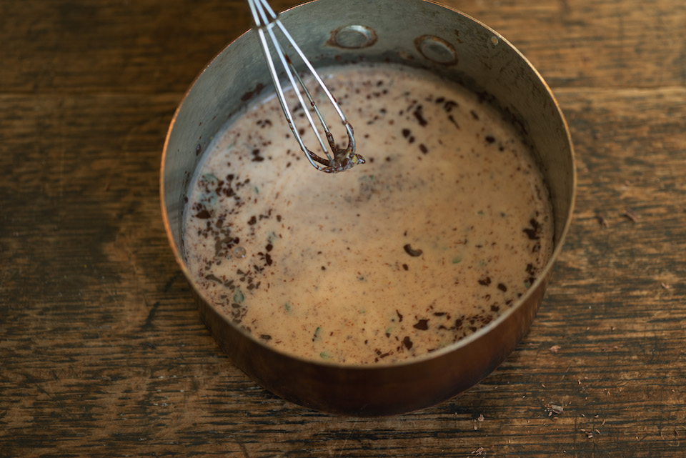 3.ホイッパーでかき混ぜながらチョコレートを溶かし、馴染んだら器に入れて、レモンを搾って完成。