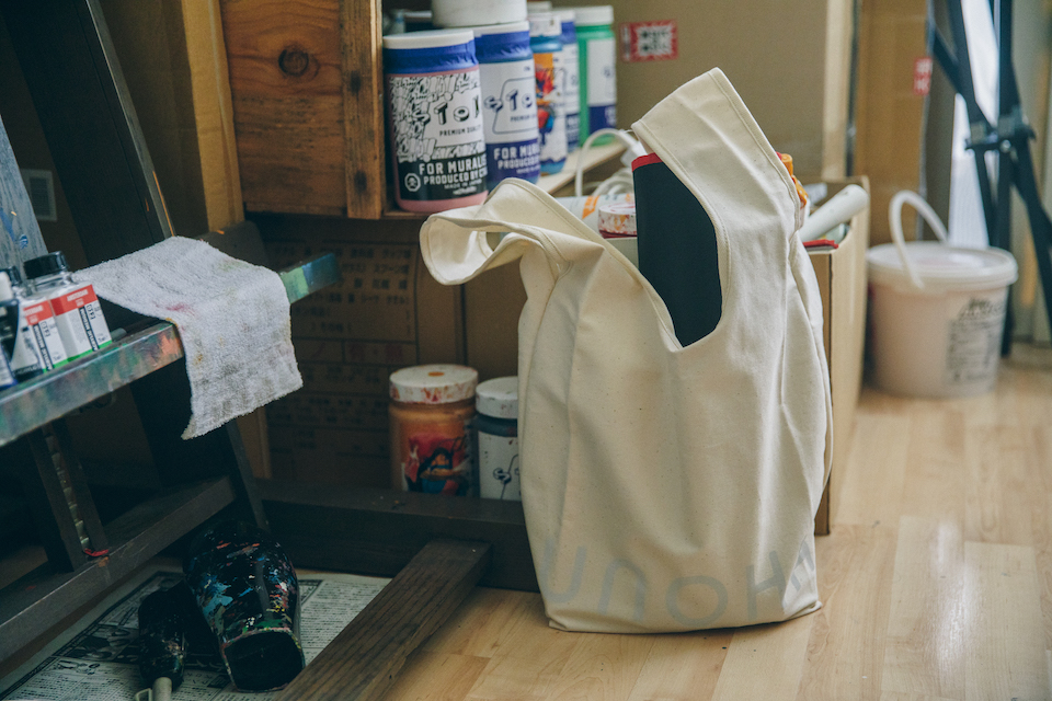 オーガニックコットンを使った、ブランドロゴ入りのトートバッグは、近所への外出や、部屋でちょっとしたものを収納しておくのにも役立つ。