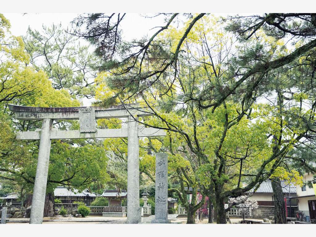 『松陰神社』は松陰の実家である杉家の邸内に、兄が祠を建てて愛用の硯と書簡を祀ったのが始まり。明治40（1907）年、門人の伊藤博文らの尽力で公の神社となった。