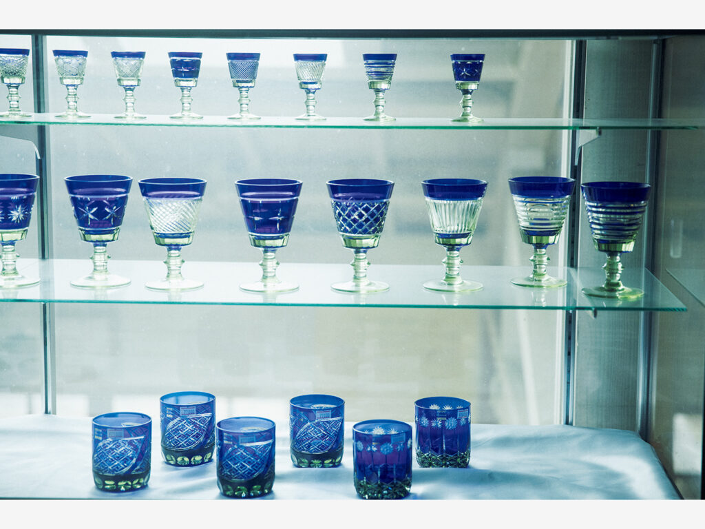 『萩ガラス工房』（山口県萩市椿東越ヶ浜1189‒453）で復刻された萩切り子のグラス。オリジナルのものが「瑞風」でも使用されている。