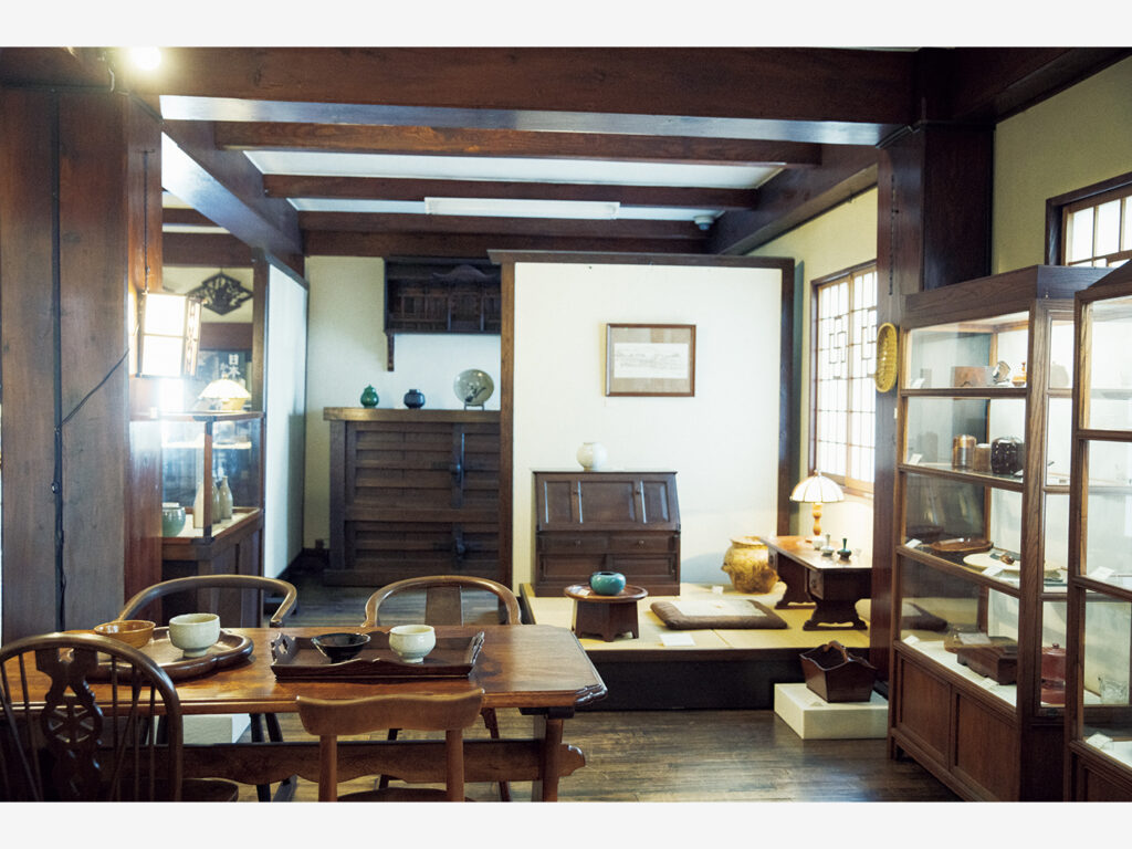 生活の場を見るような『鳥取民藝美術館』（鳥取県鳥取市栄町651）の展示。