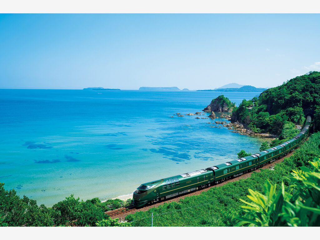JR山陰本線の玉江駅～三見駅の小原浜に沿って走る「瑞風」。車窓に映る美しい日本の風景は次々と変化して見飽きることなく、列車旅の醍醐味だ。