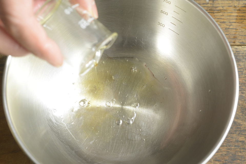 1. ゼラチンを水に浸けてふやかす。水をきり湯せんで溶かしたら、カレンデュラを浸けた「チンキ」を加える。