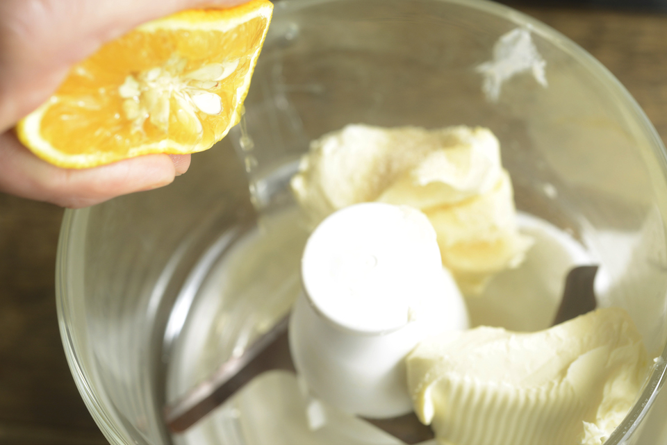 2. ミキサーにクリームチーズときび砂糖を入れる。柑橘の汁を搾り、なめらかになるまでミキサーを回す。